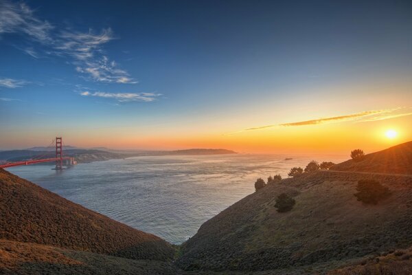 Schöne Landschaft. Meer und Sand. Schöner Sonnenuntergang. Goldengate