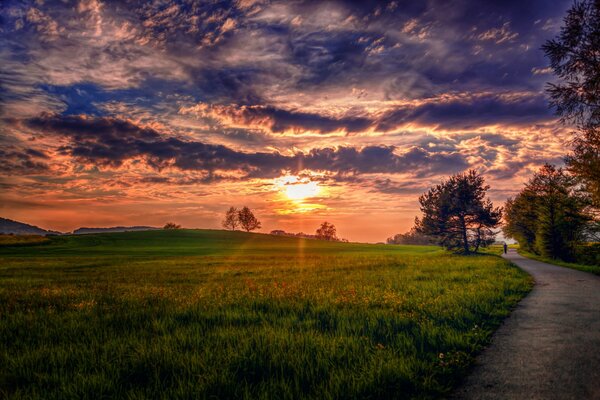 Paesaggio del tramonto nei prati vicino alla passerella