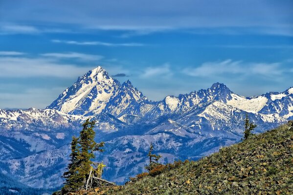 Picos nevados del Monte Stewart Washington