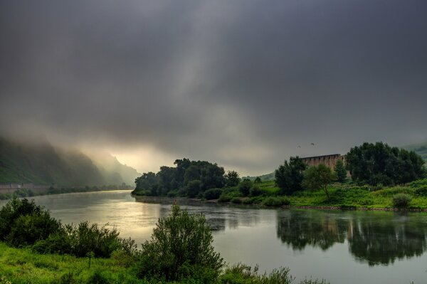 Ciel avant la pluie sur fond de rivière