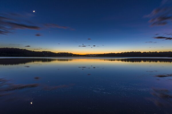 Lac du crépuscule avec le reflet du ciel sombre
