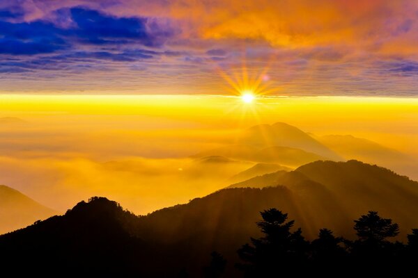 Piękny zachód Słońca w górach Krajobraz
