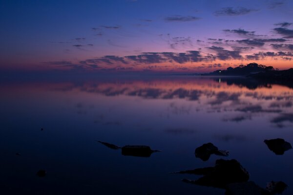 Morgendämmerung über dem See in Reflexion