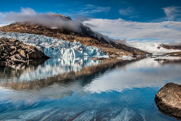 Grönland im Eis mit himmelblauem Wasser