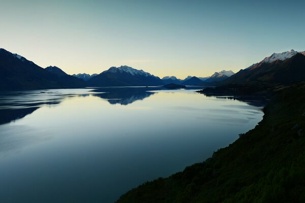 Jezioro w Nowej Zelandii z górami
