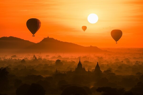 Fliegende Ballons bei Sonnenuntergang