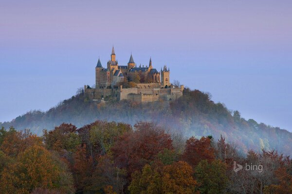 Schloss Hohenzollern in Deutschland auf einer Anhöhe