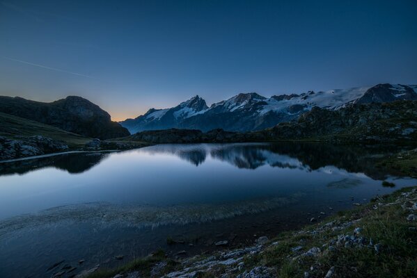 En las montañas por la noche se puede encontrar un paisaje increíble en el lago