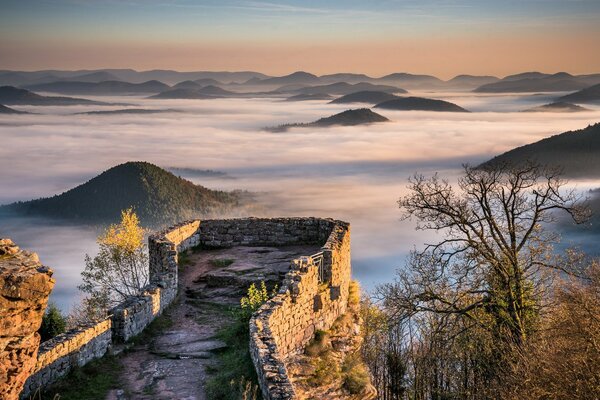 Todo cubierto de niebla, solo se pueden ver las ruinas del castillo y un par de colinas