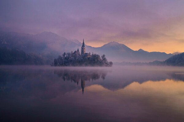 Ein Schloss im Nebel mitten im See