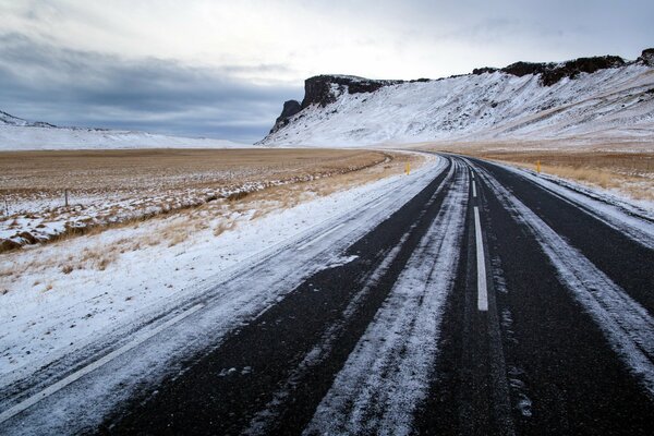 Der Winterweg zu den dunklen Bergen