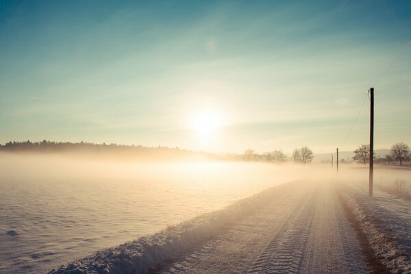 Verschneite Straße in der Wintersonne