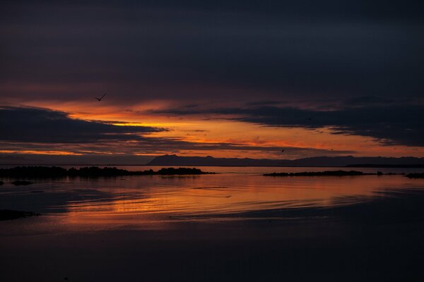 Baia chic al tramonto in Islanda