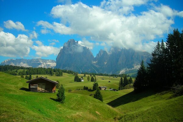 Einsames Haus vor dem Hintergrund der Berge