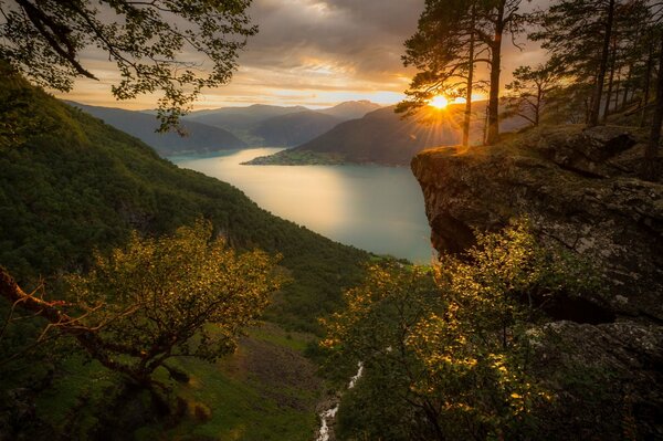 Berg Flusslandschaft im Morgengrauen