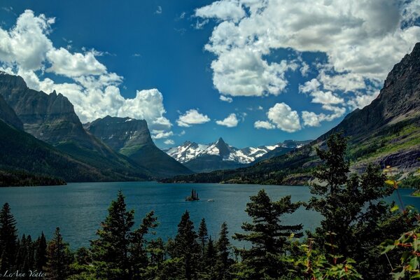 Blauer See inmitten hoher Berge