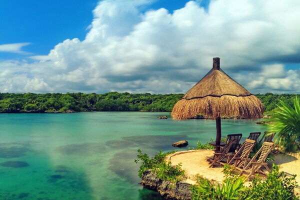 Paradiso tropicale con oceano smeraldo