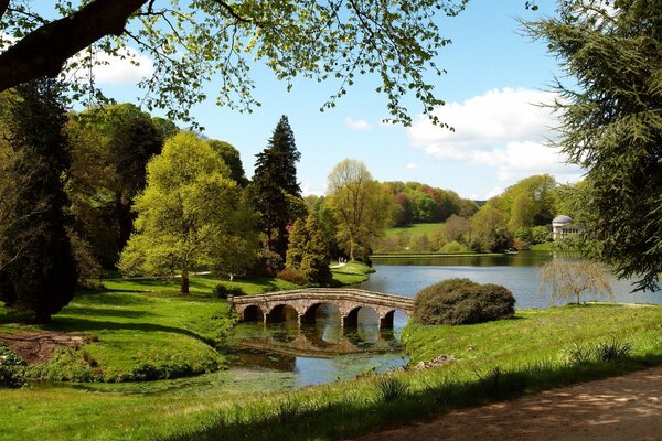 Beau pont voûté sur le lac en Angleterre