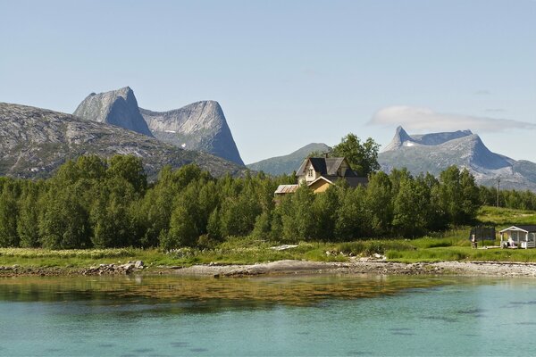 Jezioro w Norwegii, z widokiem na góry ha