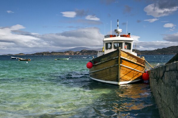 Fischerschiff am Kai