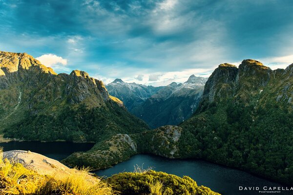 Paesaggio di David Capellari delle montagne, del fiume e della natura della Nuova Zelanda