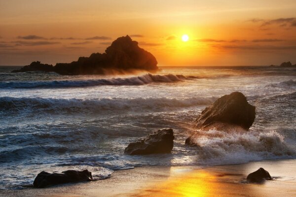 Alba sulla costa rocciosa