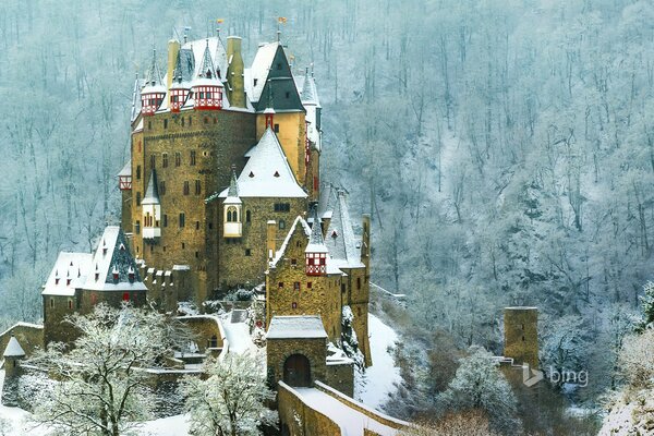 El castillo de Elz en la colina de las montañas en el bosque pos nieve Wiersch Alemania