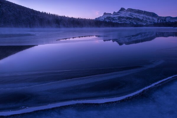 Couleur inhabituelle de la glace sur le lac