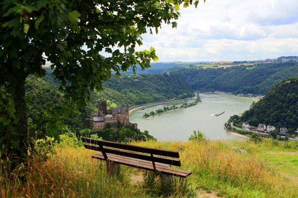 Río sinuoso en Patersberg Alemania