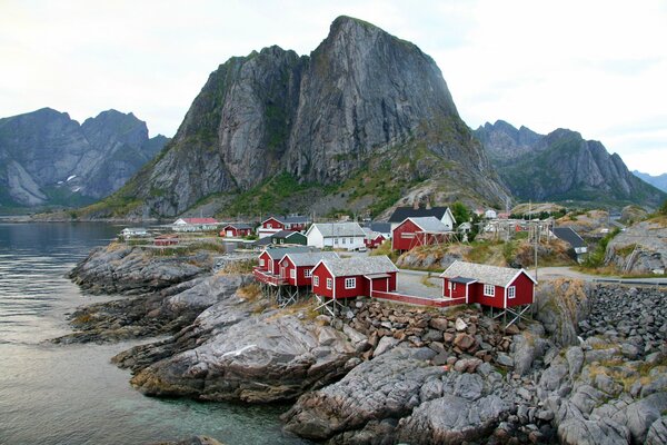 Maisons rouge vif sur les rives du golfe de Norvège