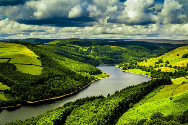 The river between the green mountains