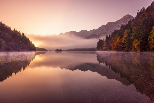 Paseo de otoño por el río en la niebla