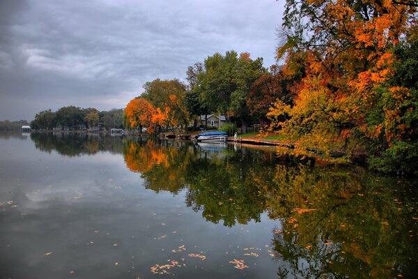 Paisaje de otoño casa del lago