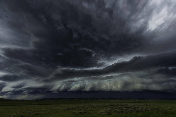 The terrible beauty of the clouds in the field