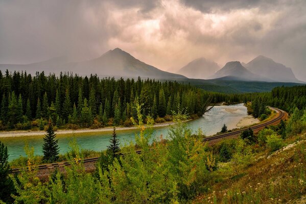 Vastes étendues de montagnes, de forêts et de rivières