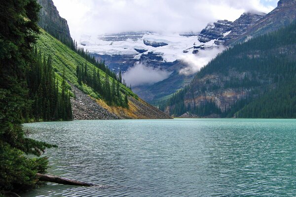 Un lago tranquilo entre las montañas canadienses