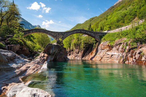 Fianco della montagna su uno sfondo di nuvole