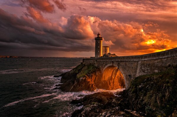 Faro tra il bellissimo mare e la zona montuosa