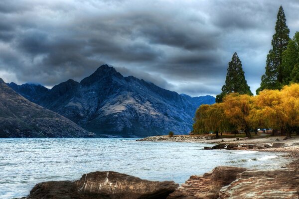 Paisaje de montaña con bosque de otoño