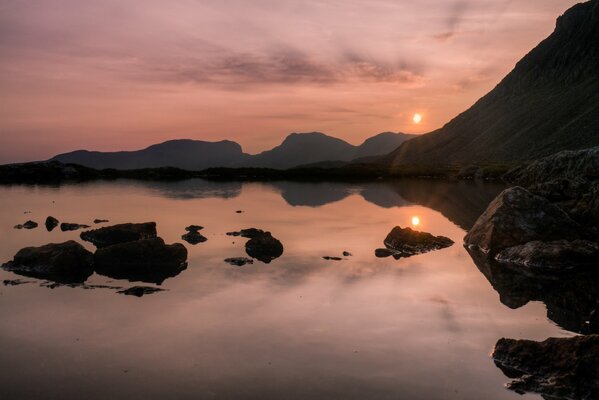 Jezioro i góry w Anglii o zachodzie słońca sfotografowane