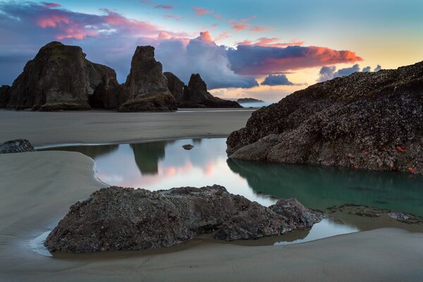 Felsiger Strand im Meer