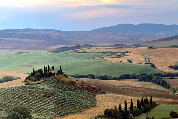 Die wahre Landschaft Italiens:Häuser auf Hügeln, seltene Bäume und ein Himmel, von dem man seine Augen nicht abreißen lässt