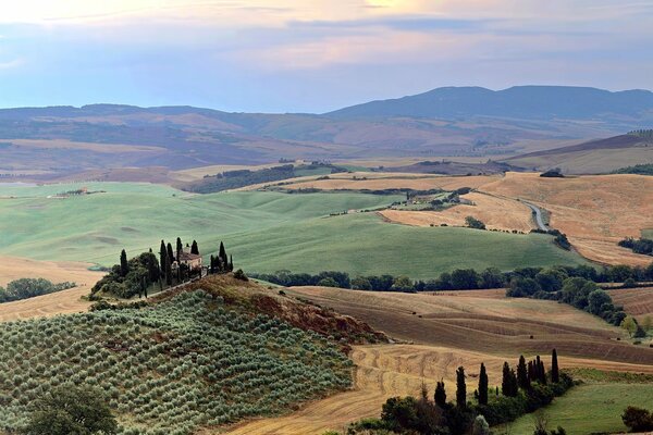 El verdadero paisaje de Italia:casas en las colinas, árboles raros y un cielo del que no se pueden quitar los ojos