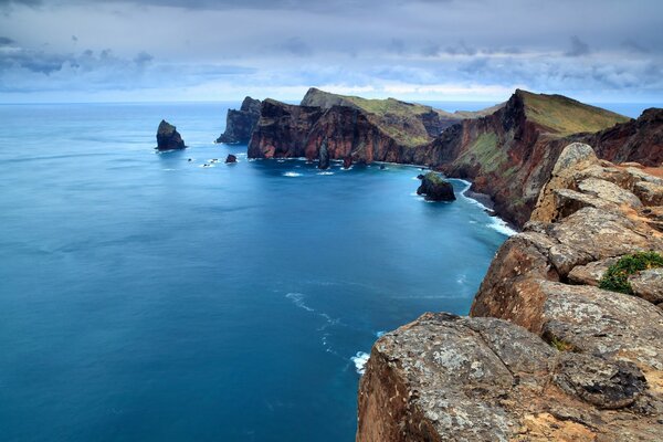 Point de rencontre de l océan bleu et des rochers