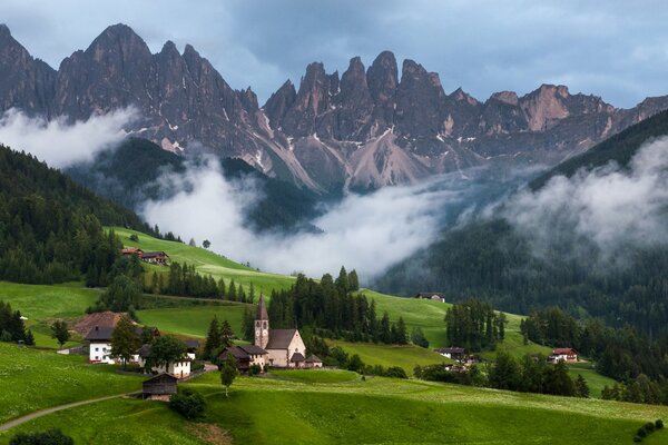 Die Schönheit des Sonnenuntergangs, die Dolomiten der Kirche St. Magdalena