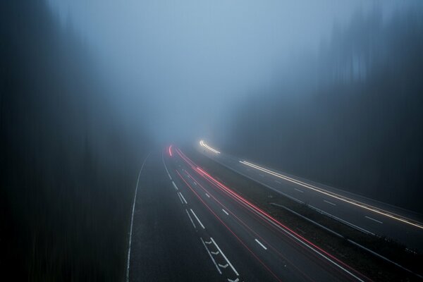 El tráfico en la carretera Inglés en la niebla