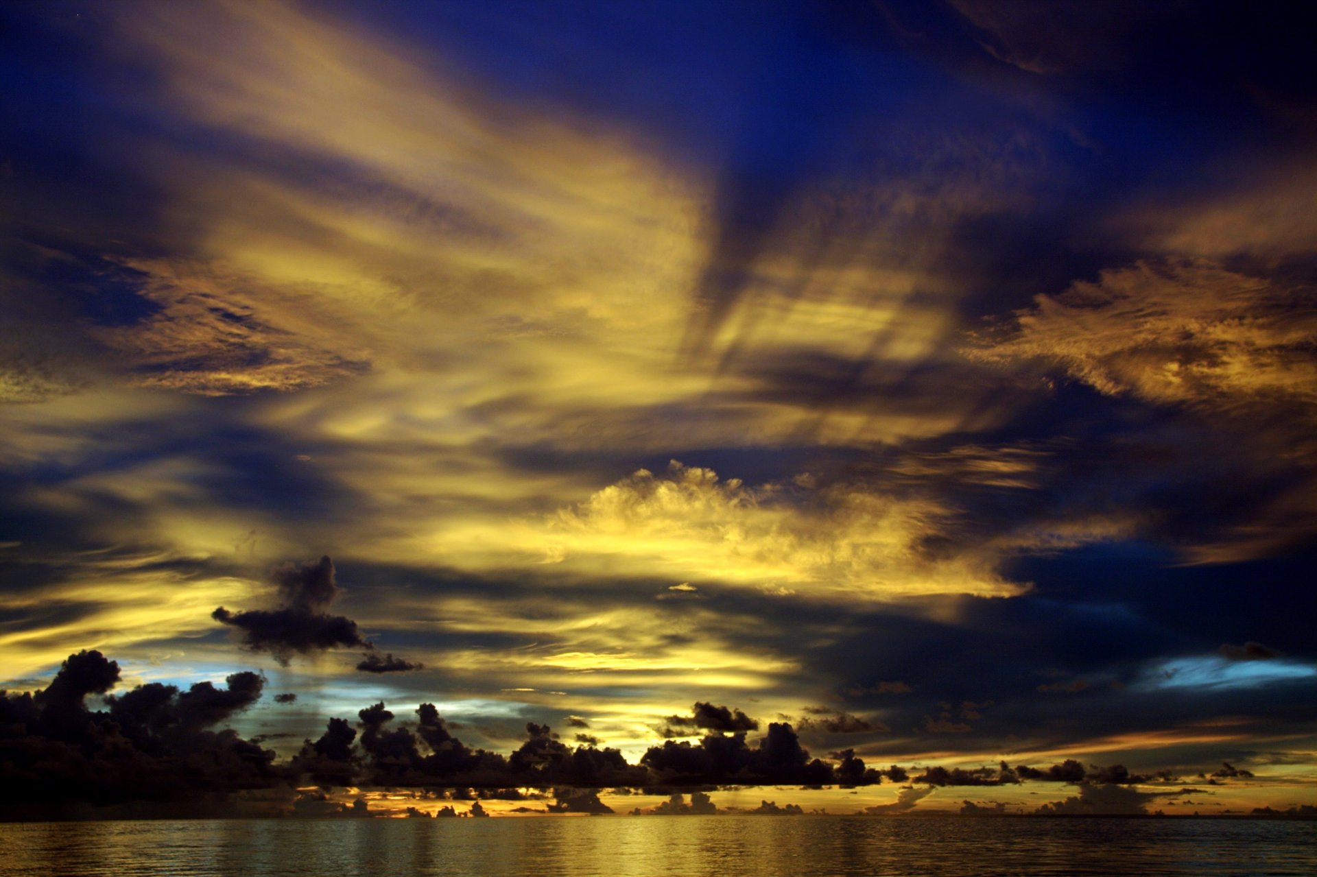 malediven nördliche zentrale provinz dämmerung schön sonnenuntergang sonnenstrahlen wolken wolken ozean wasser horizont