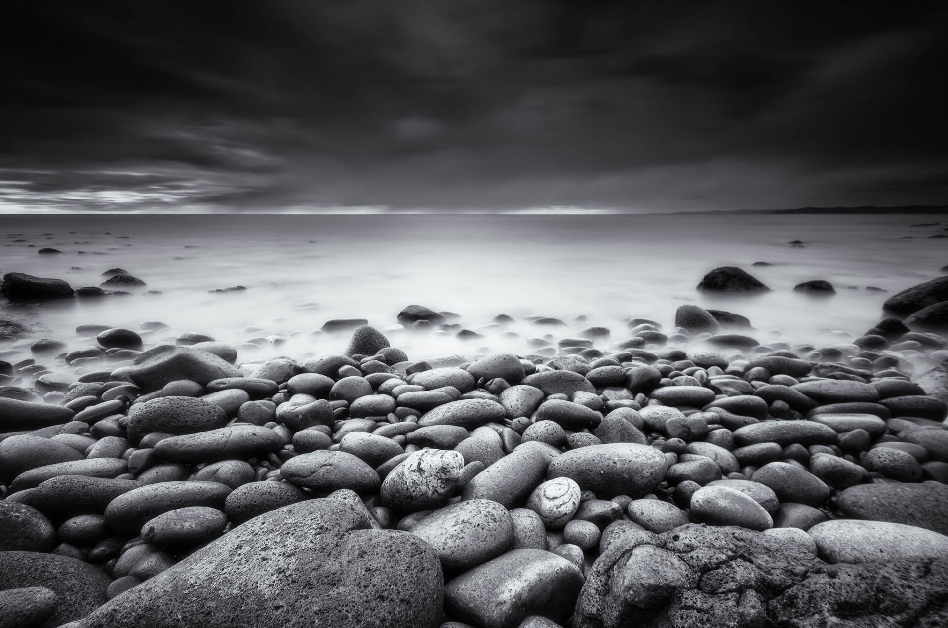 Камни море черно белое