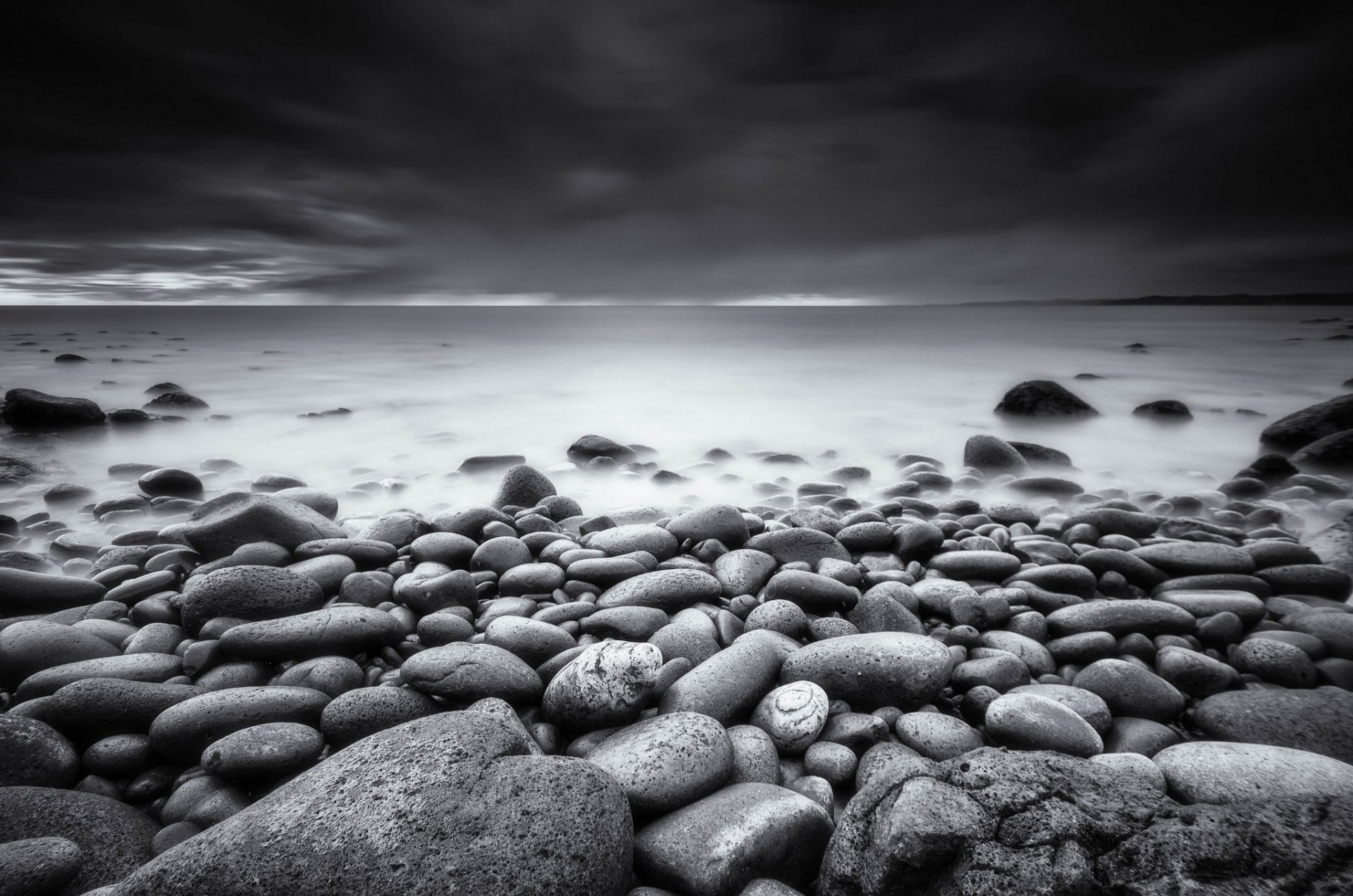 raglan waikato nz plaża czarno-białe zdjęcie brzeg kamienie