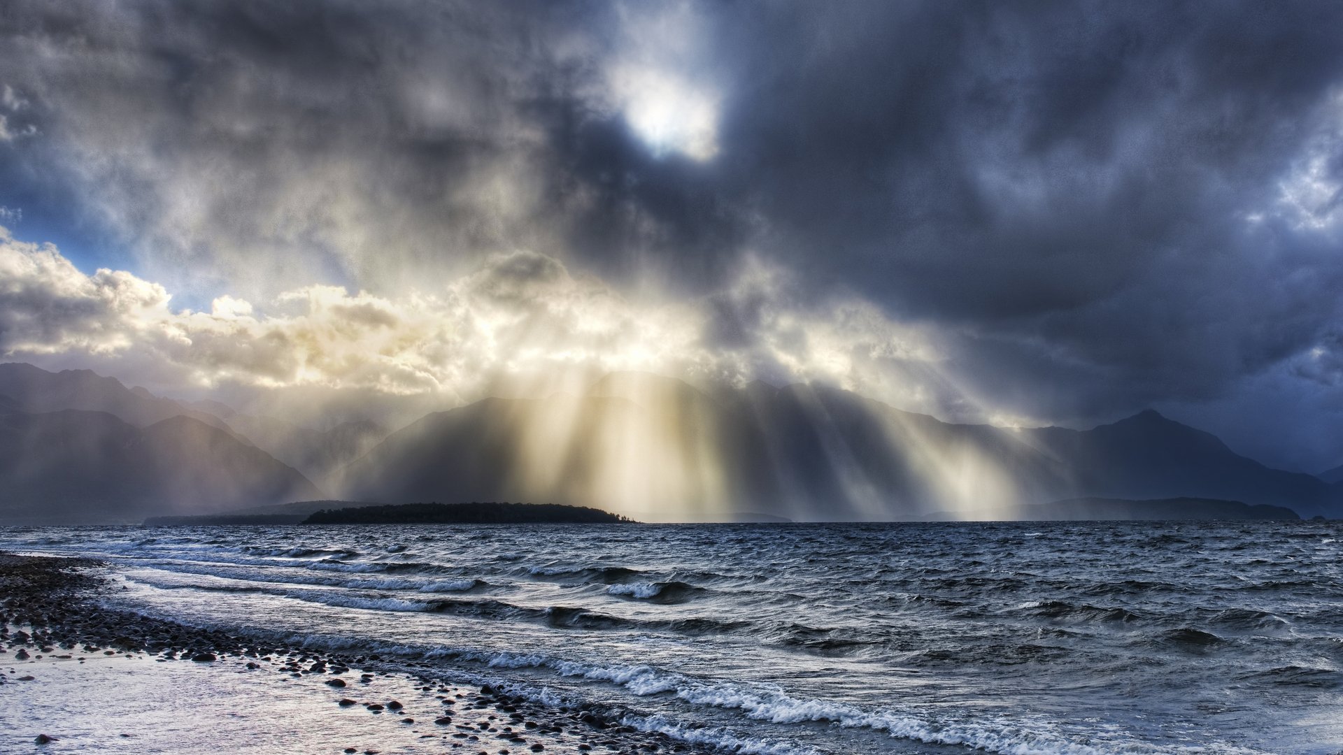 côte pierres eau vagues nuages lumière rayons